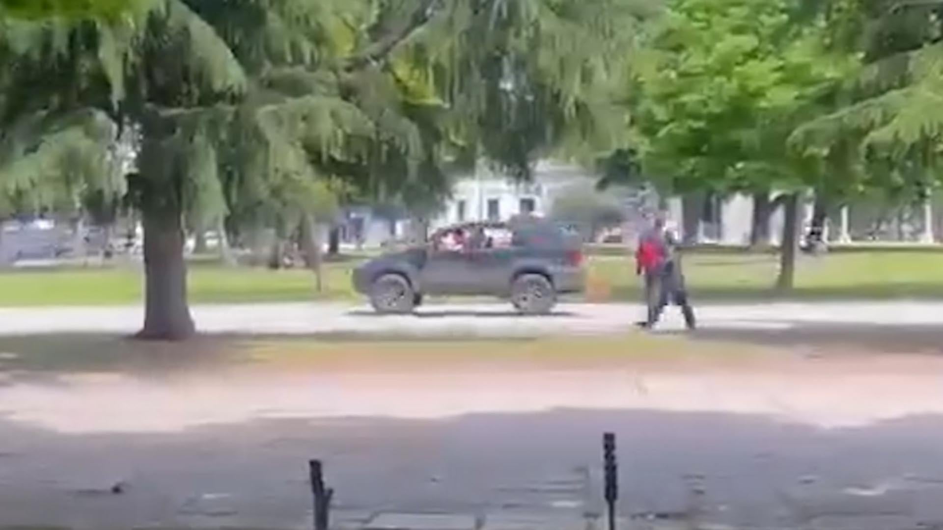 Quiso evitar una marcha, se subió con su camioneta a una plaza en pleno centro de La Plata y ahora podría perder la licencia