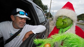 Alguacil disfrazado de duende 'Grinch'