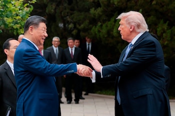El presidente de Estados Unidos, Donald Trump (derecha), estrecha la mano de su homólogo chino, Xi Jinping, tras una visita a los jardines Zhongnanhai, en Beijing, el 15 de mayo de 2026. (Evan Vucci/Pool Foto vía AP)