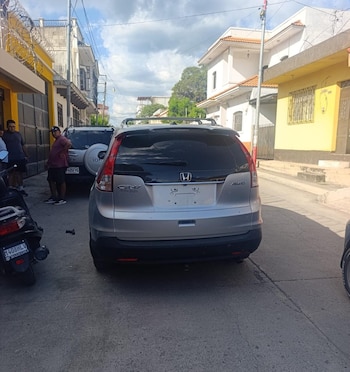 Testigos hallaron a la víctima con al menos seis heridas de bala y los socorristas confirmaron que ya no tenía signos vitales. (Foto cortesía PNC)