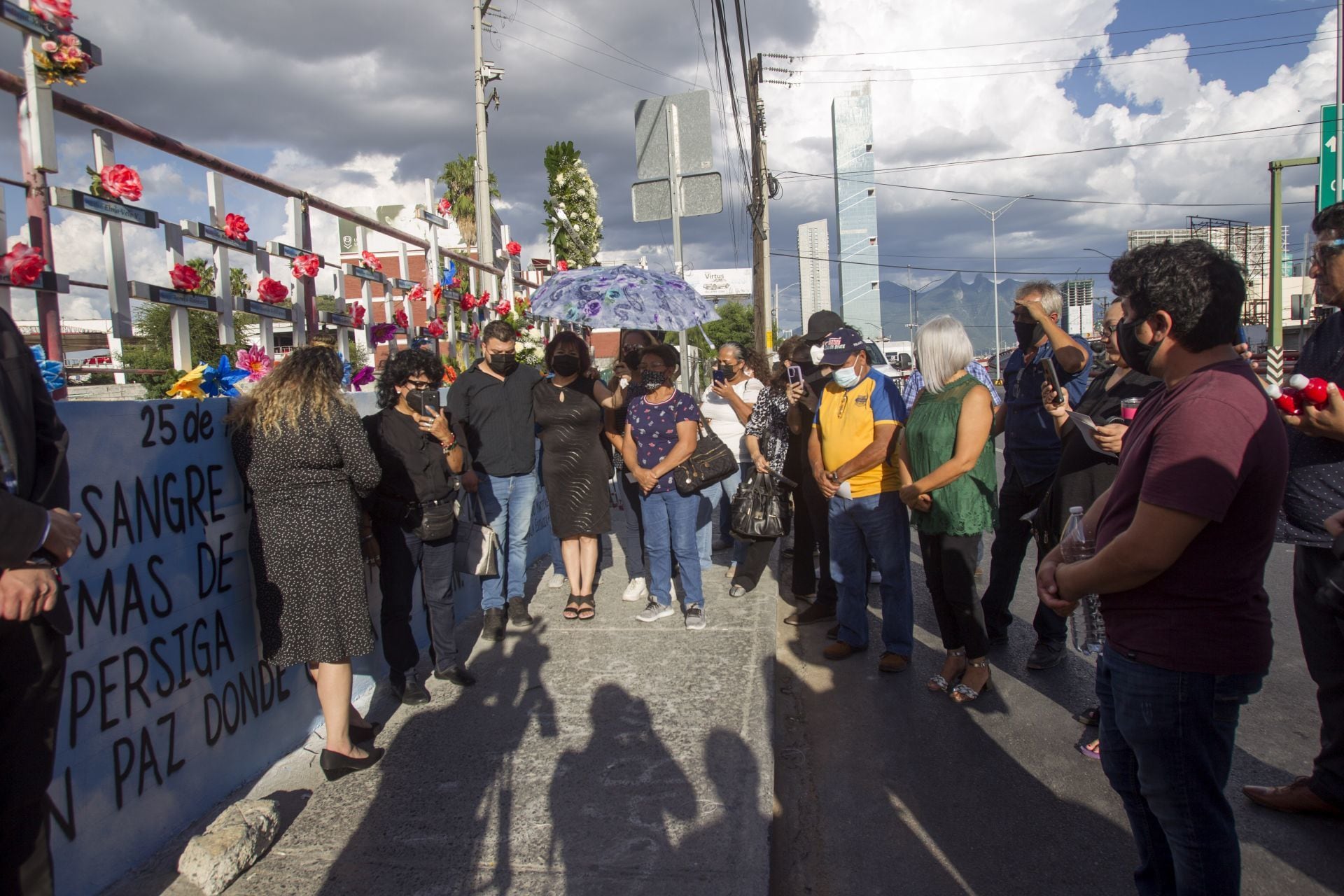 MONTERREY, NUEVO LEÓN, 25AGOSTO2021.- Familiares de víctimas del ataque al Casino Royale, donde murieron 52 personas, se reunieron en conmemoración del décimo aniversario donde colocaron flores y pintaron sus manos en el muro exterior exigiendo justicia para los deudos y sus familias.FOTO: GABRIELA PÉREZ MONTIEL / CUARTOSCURO.COM