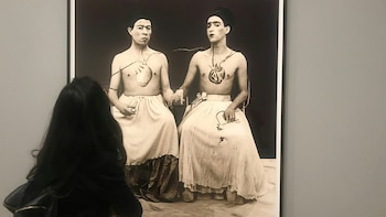 Un visitante observa Las Dos