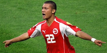 En la Eurocopa 2004, Johan Vonlanthen marcó ante Francia con 18 años y se convirtió en el goleador más joven en la historia del torneo con Suiza - crédito UEFA