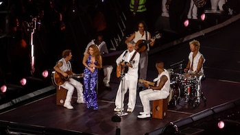 La cantante colombiana Shakira (c-i) se presenta junto al cantante brasileño Caetano Veloso (c-d) en un concierto este sábado, en la playa de Copacabana en Río de Janeiro (Brasil). EFE/ Antonio Lacerda