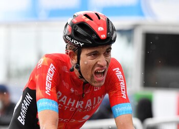 Gino Mäder durante una etapa