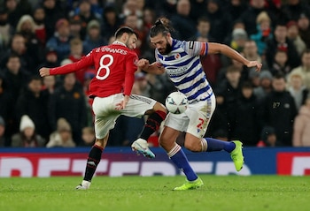 Andy Carroll, del Reading, en acción con Bruno Fernandes, del Manchester United en un partido de 2023 (REUTERS/Phil Nobl)