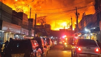 Noche de terror en Nicaragua: voraz incendio devoró bodegas de plástico en el Mercado Oriental