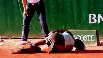 Video: una tenista sufrió una grave lesión en Roland Garros y tuvo que ser retirada en silla de ruedas