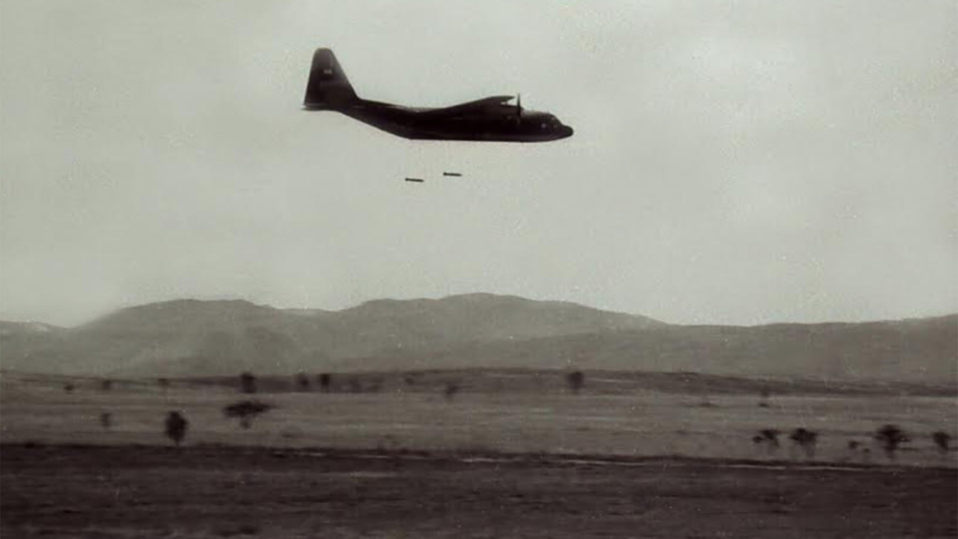 Fotografía de un Hércules en un ejercicio, lanzando bombas. Harían lo propio durante la guerra