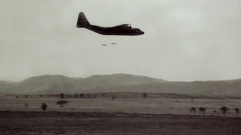 Fotografía de un Hércules en un ejercicio, lanzando bombas. Harían lo propio durante la guerra