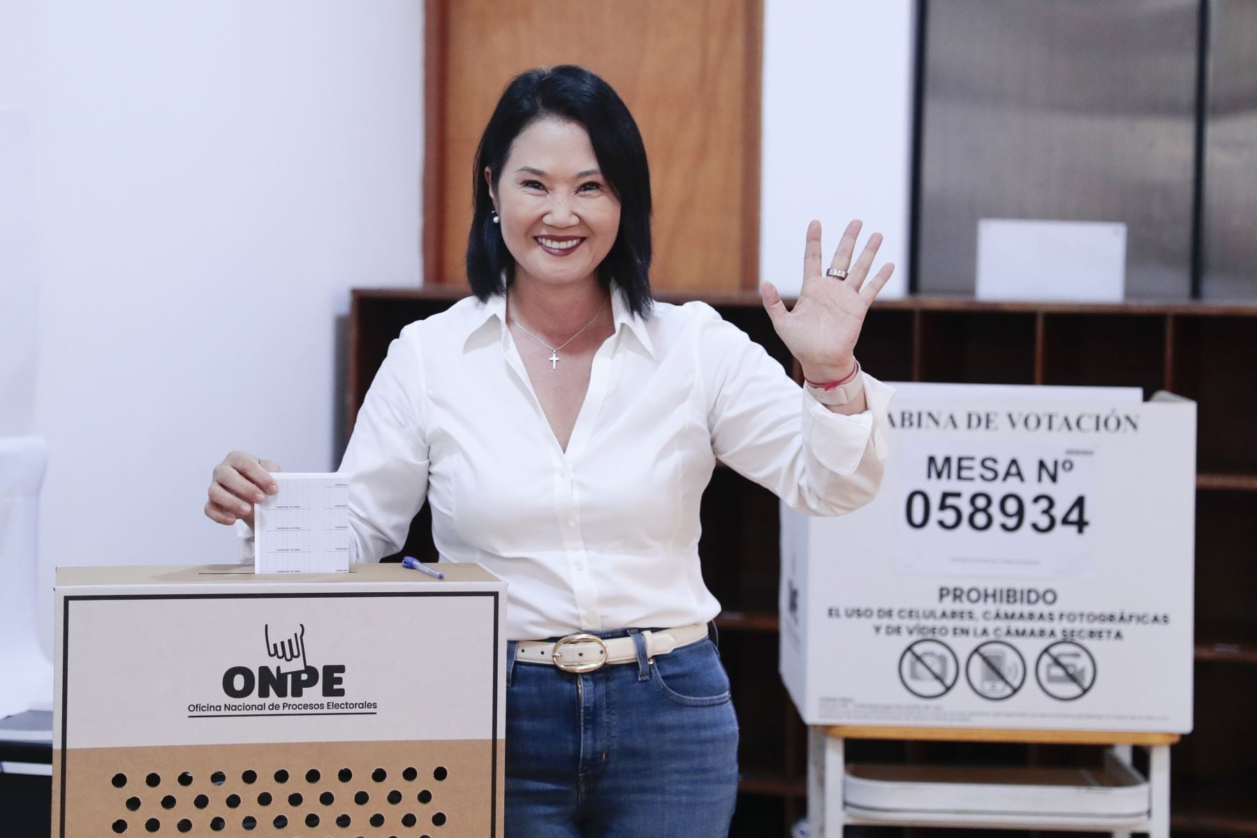 Keiko Fujimori Higuchi votó en el colegio Libertador San Martín de San Borja durante las Elecciones Regionales y Municipales 2026.
