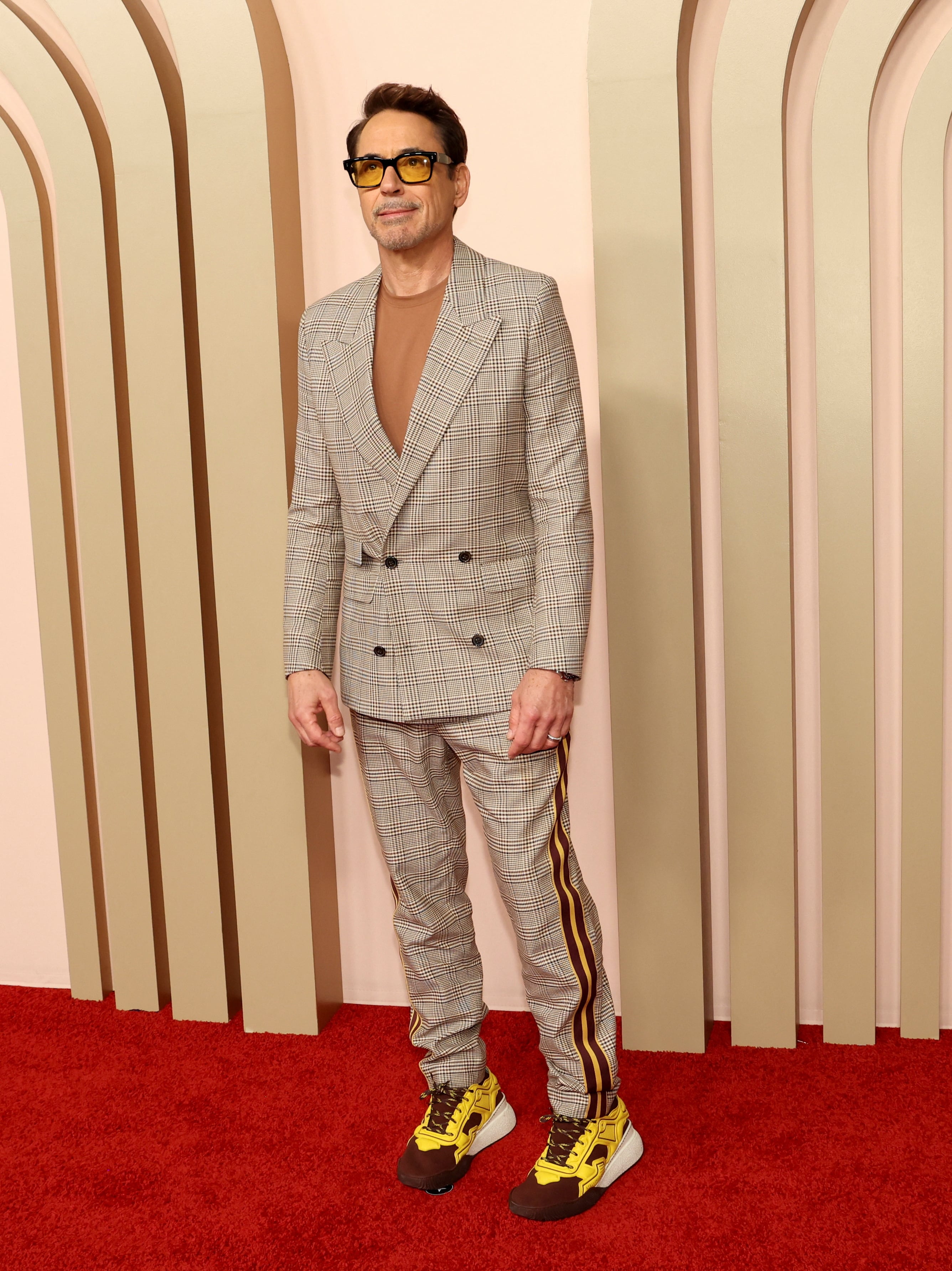 Traje de cuadros beige y gris, camiseta marrón y zapatillas deportivas (REUTERS/Mario Anzuoni)