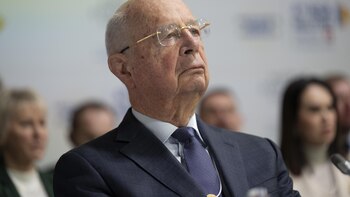 El fundador del Foro Económico Mundial no catalogó a la clase media como un "enemigo"