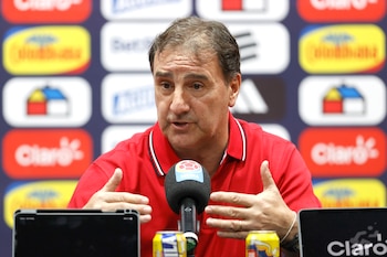 El seleccionador de Colombia, Néstor Lorenzo, durante una rueda de prensa en la que dio a conocer la lista de jugadores que disputaran la triple fecha de amistosos en Bogotá - crédito Mauricio Dueñas Castañeda/EFE