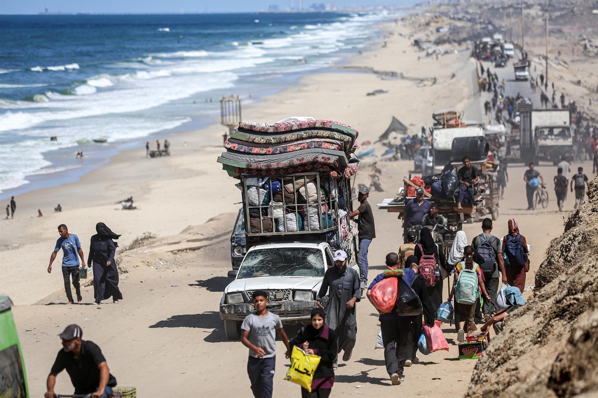 Miles de palestinos se desplazan en Gaza
