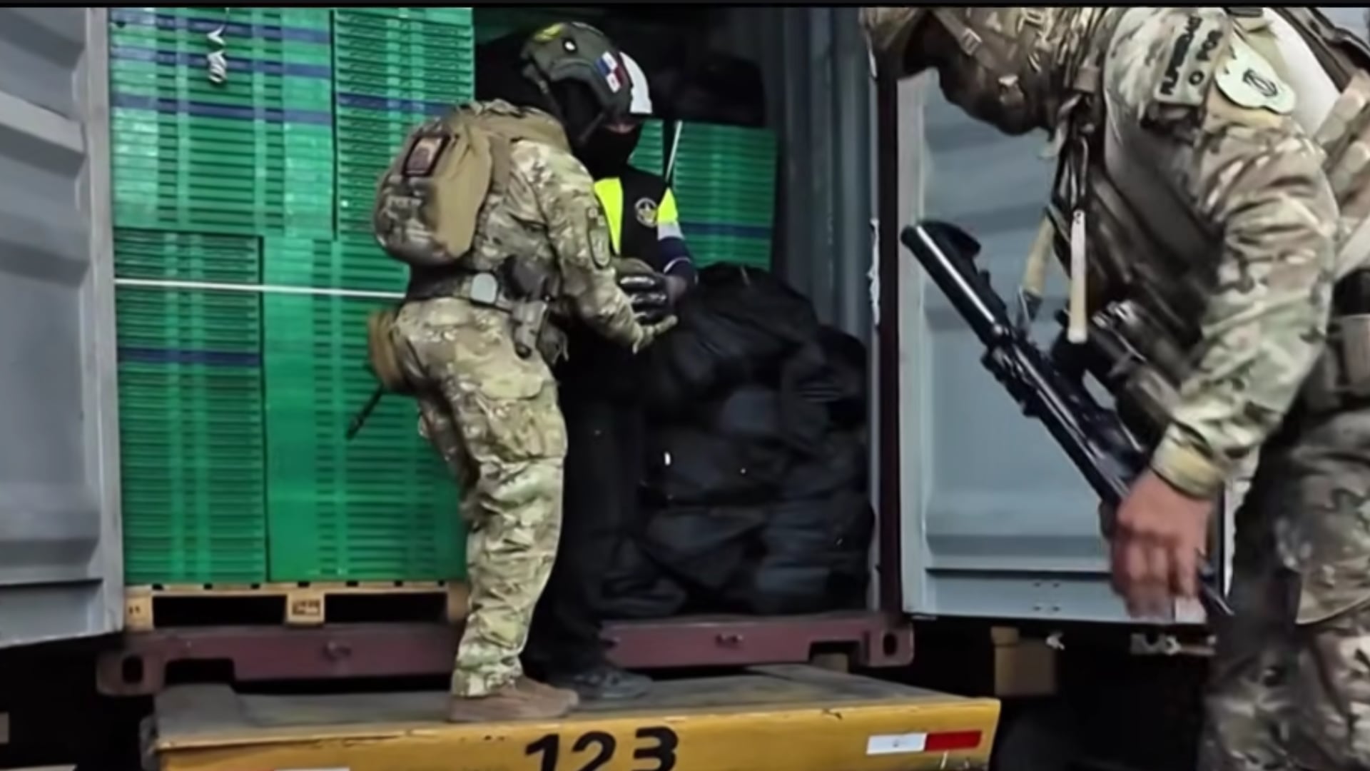Los compartimentos de refrigeración de los contenedores son utilizados por organizaciones criminales para ocultar sustancias ilícitas durante su traslado internacional. Captura de video