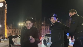 Un influencer sacó un arma