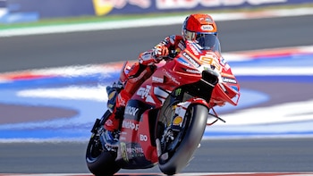 Marc Márquez aprovecha una temprana caída de Bezzecchi y alcanza el liderato del Mundial