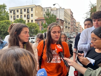 La abogada de Maricarmen, Betariz Duro, y la portavoz del Sindicato de Inquilinas, Carolina Vilariño, ofrecen declaraciones a los medios prebviamente a una reunión con Urbagestión en la EMVS.