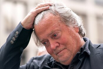 La Justicia instó al ex asesor de Donald Trump Steve Bannon a entregarse antes del 1 de julio (REUTERS)