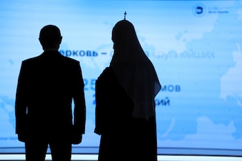 Putin y el patriarca Kirill visitan la exposición "Rusia Ortodoxa", en medio del auge de grupos ultraconservadores que el Kremlin deja crecer, en Moscú, el 4 de noviembre de 2024. (Sputnik/Vyacheslav Prokofyev/Pool vía REUTERS)