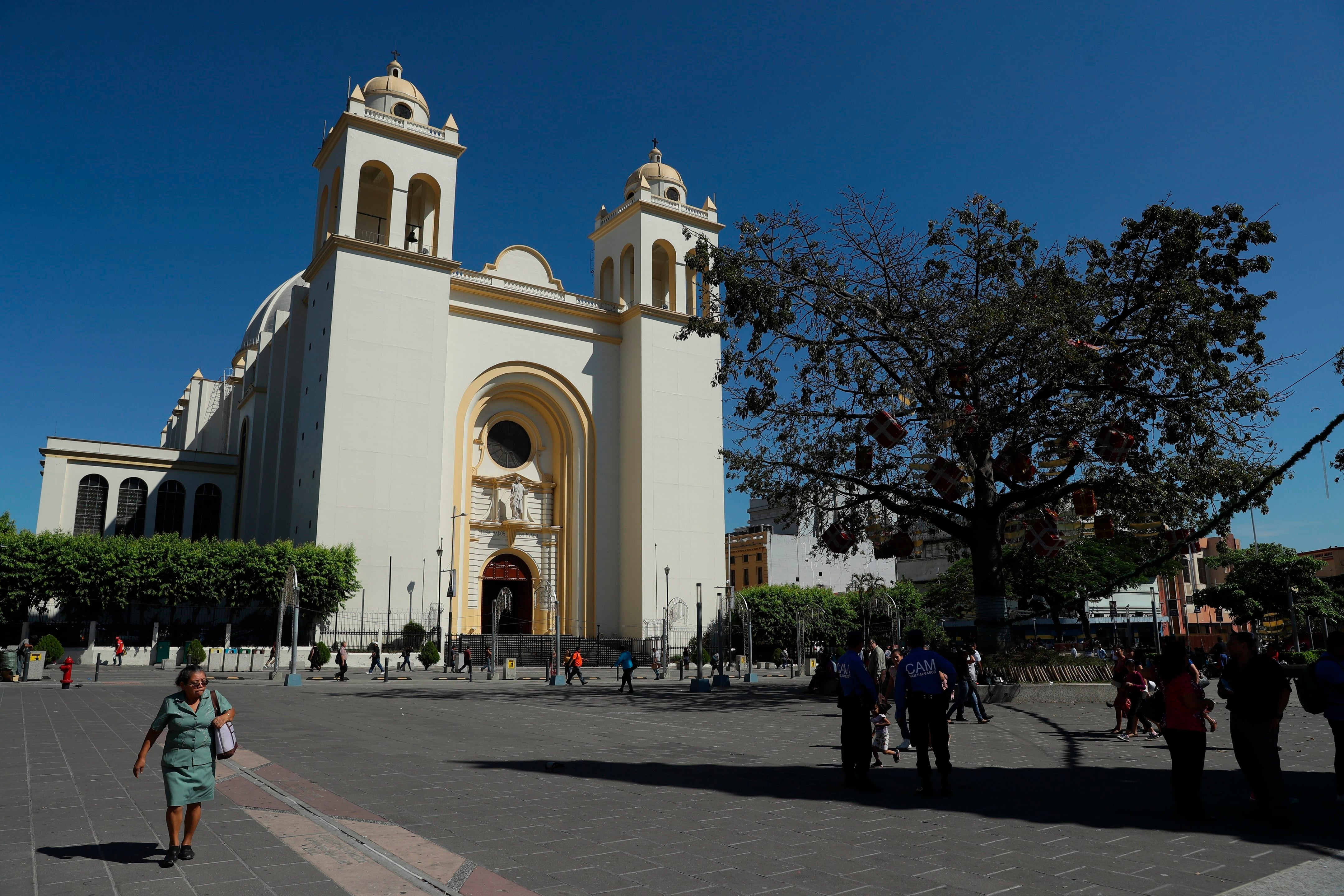 ARCHIVO: Las autoridades eclesiales se reunirán mañana por la tarde para participar en la misa de bienvenida del nuevo Nuncio Apostólico de El Salvador en la Catedral de San Salvador. (EFE/ Rodrigo Sura/Archivo)