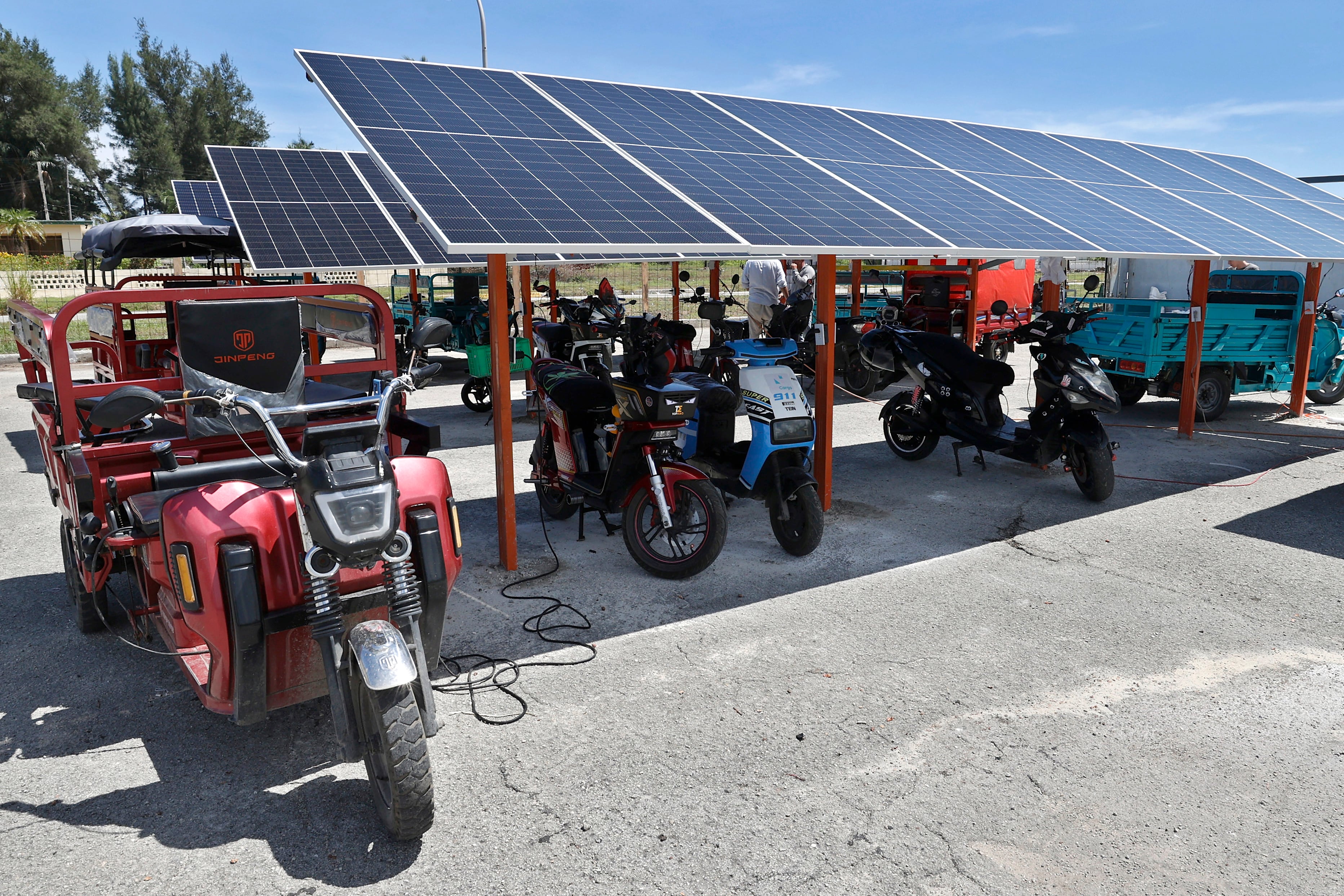 Un conjunto de 24 paneles solares brindan carga eléctrica a un aproximado de 60 vehículos al día. (Infobae Cuba/EFE/Ernesto Mastrascusa)