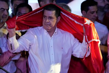 El expresidente Horacio Cartes cubierto