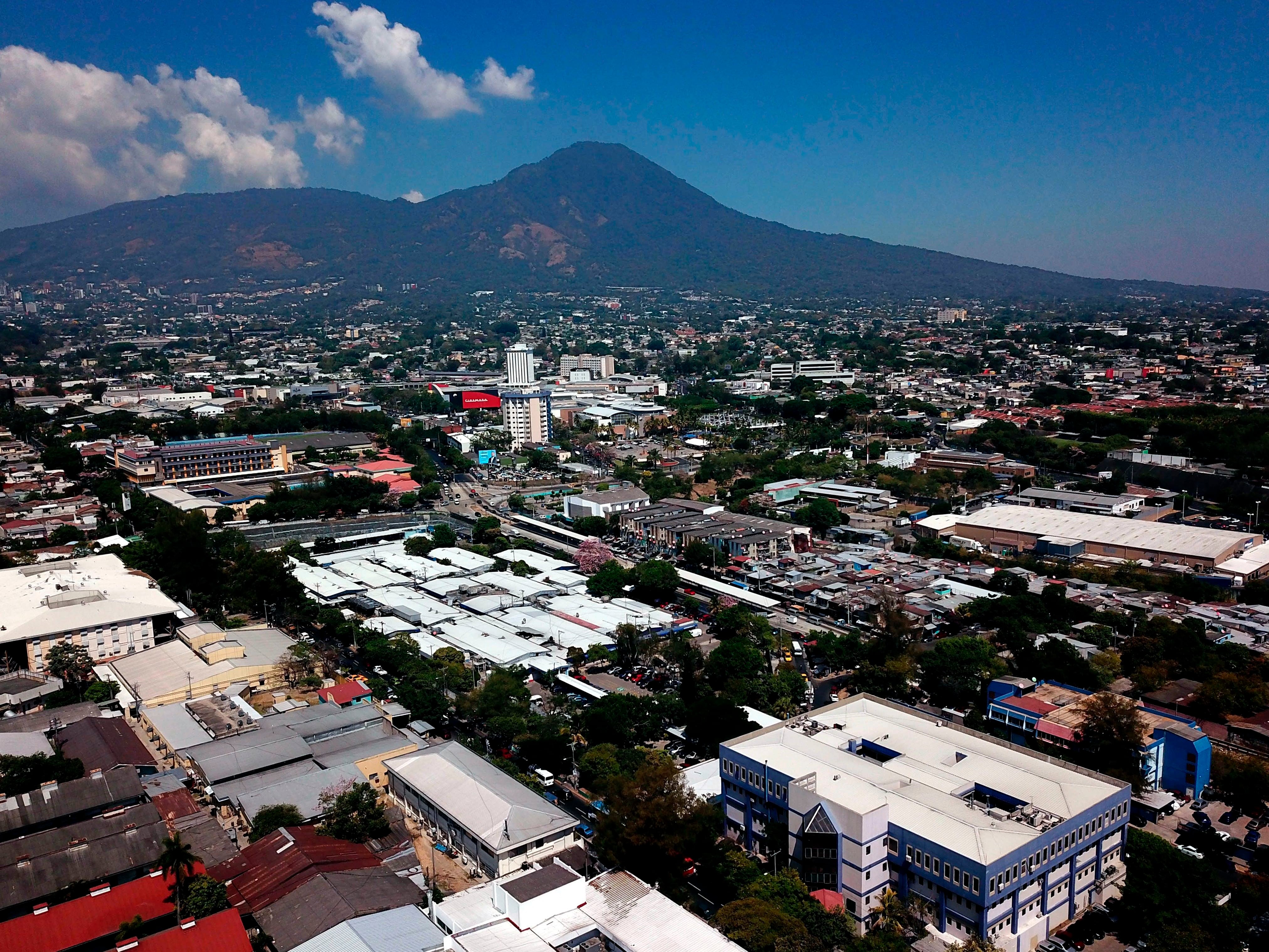 El Salvador muestra señales de crecimiento económico con proyecciones de hasta 3.6%, aunque persisten rezagos en desarrollo humano, competitividad, innovación e informalidad. (EFE/Vladimir Chicas)