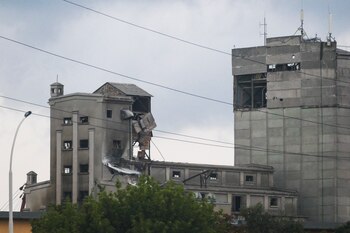 Un edificio portuario dañado tras