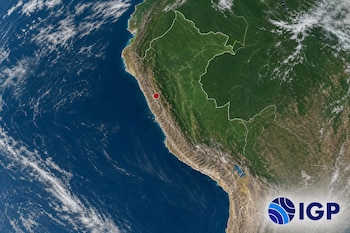Fotografía satelital del territorio peruano con un punto rojo en el centro oeste y el logotipo del Instituto Geofísico del Perú abajo a la derecha.