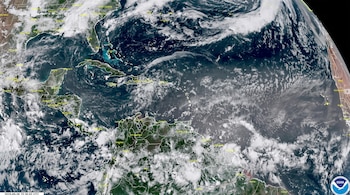 Vista satelital de América, el mar Caribe y el océano Atlántico con densas formaciones de nubes y fronteras geográficas superpuestas.