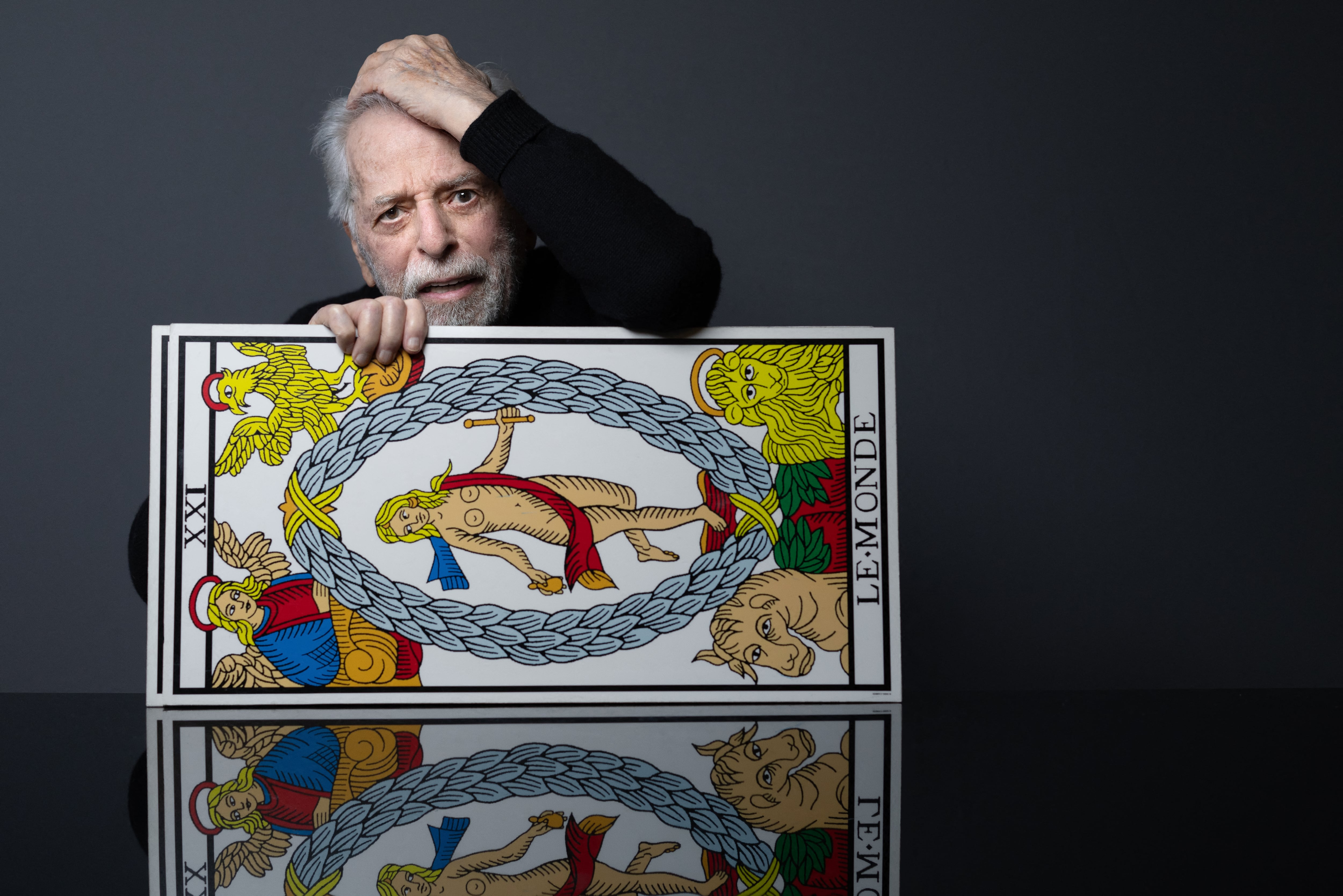 El libro de Jodorowsky no sigue un orden convencional y busca que el lector lo explore al azar para descubrir su universo creativo