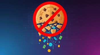 Ilustración de una galleta con chispas de chocolate y un gran símbolo de prohibición rojo. De la galleta caen fragmentos, elementos digitales y monedas sobre un fondo tecnológico.