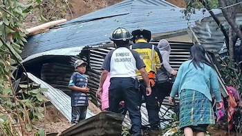 Rescataron a ocho personas que quedaron bajo escombros tras un deslizamiento en Guatemala