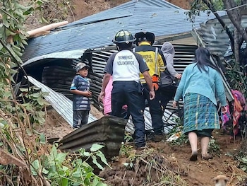 Ocho personas, entre ellas varios menores de edad, quedaron bajo los escombros tras el derrumbe de una casa ubicada en Chichicastenango, Quiché, Guatemala.