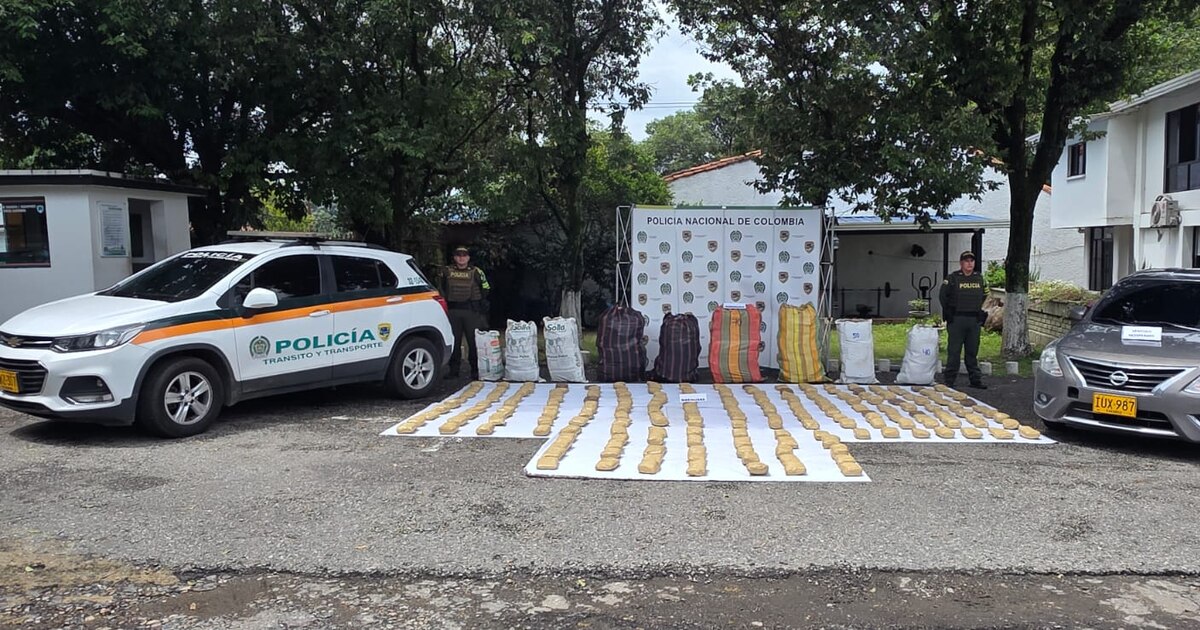 Na estrada San Alberto-Bucaramanga, o motorista de Santander deixou o veículo cheio de maconha. Na estrada San Alberto-Bucaramanga, o motorista de Santander deixou o veículo cheio de maconha.