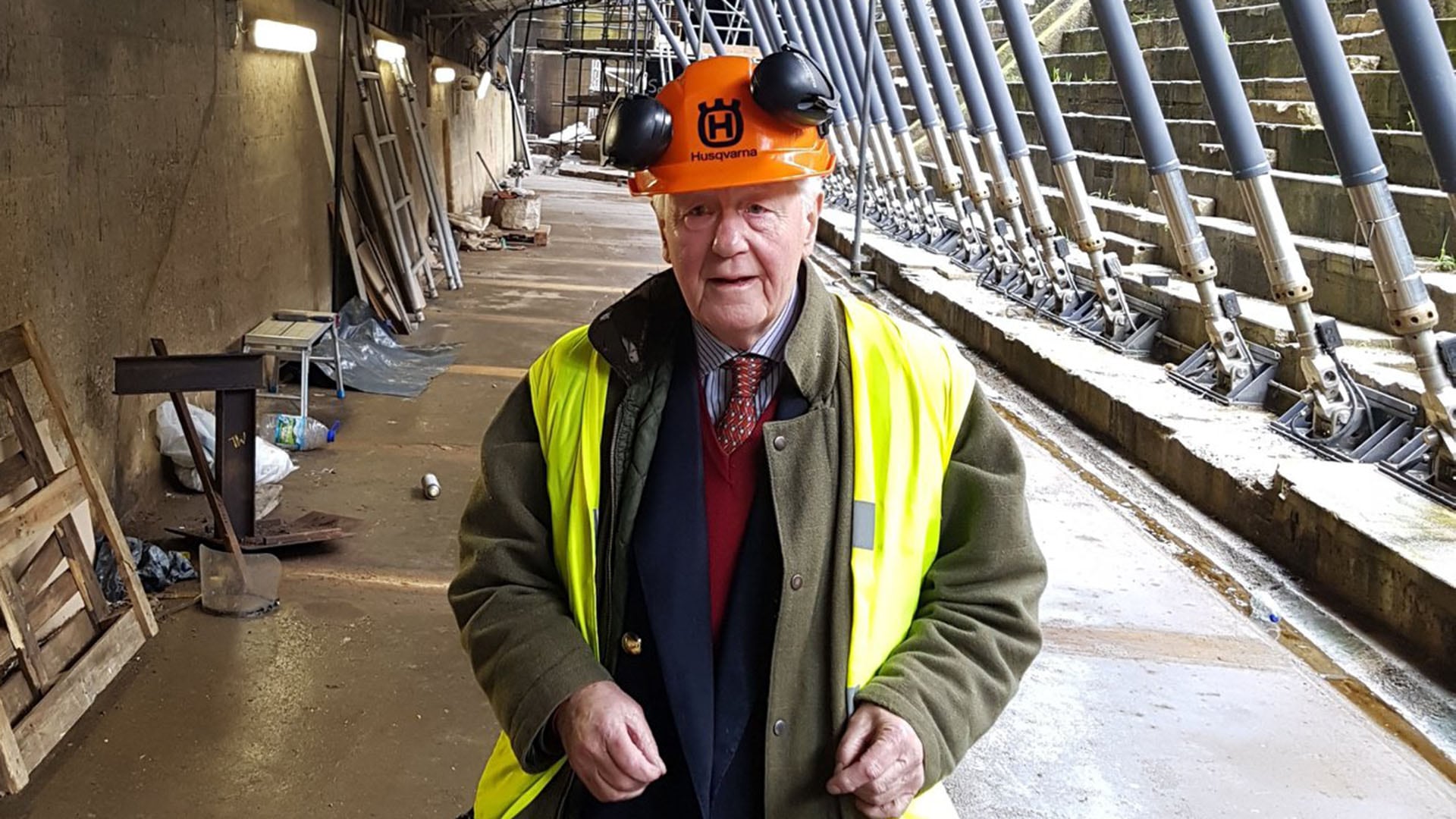 Slade utiliza aplicaciones de citas como Tinder, modificando su edad en el perfil para atraer a candidatas más jóvenes en su búsqueda de heredero (Facebook)