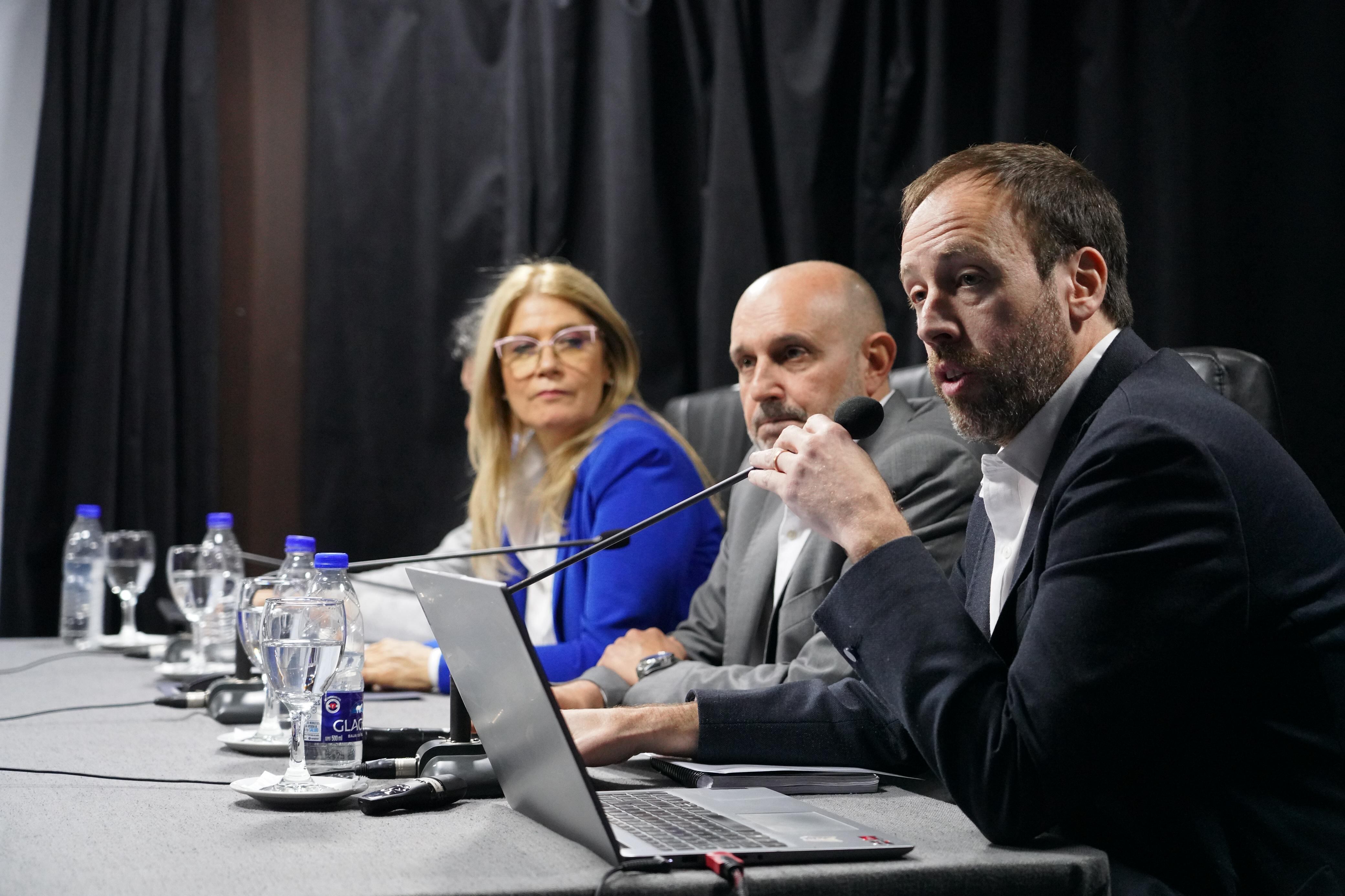 El ministro de Economía, Pablo López, junto al presidente de la Cámara de Diputados, Alexis Guerrera y la vicegobernadora, Verónica Magario
