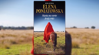 Portada de un libro con el título Hasta no verte Jesús mío de Elena Poniatowska sobre un fondo de campo desenfocado.