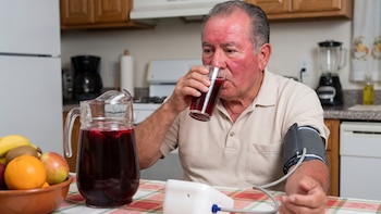 El agua de jamaica que los mexicanos toman sin saber que reduce la presión arterial, según estudios