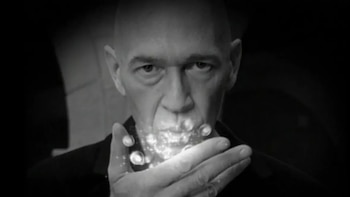 El actor británico Clive Arrindell en el anuncio de la lotería de Navidad. (YouTube)