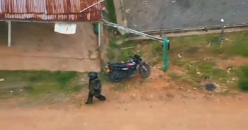 El Ejército Nacional, la Policía y la Fuerza Aeroespacial Colombiana neutralizan motocicleta con explosivos tras alerta de la comunidad en El Plateado - crédito Ejército Nacional
