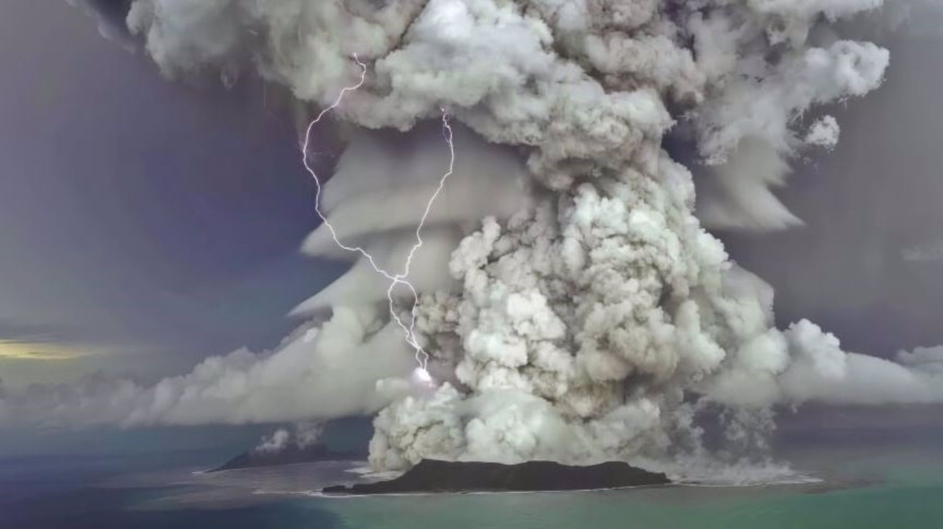 En 2023, la erupción del volcán Hunga Tonga-Hunga Ha'apai en el Pacífico Sur el 14 de enero de 2022, un día antes de la columna de erupción más grande que afectaría significativamente la composición estratosférica. (Europa Press)