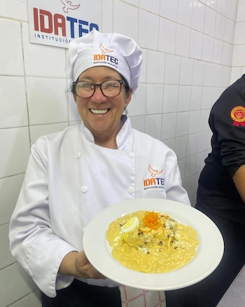 Imagen de la mamá de Magdyel Ugaz en su clase de cocina o al recibir su diploma de chef. IG