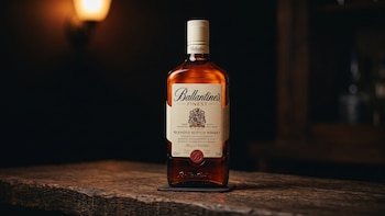 Una cadena de supermercados española vende whisky Ballantine’s que debía ir a Perú y la Justicia le obliga a destruir las botellas: “El daño, por ínfimo que pudiera ser, es daño”