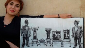 Atena Farghadani junto a uno