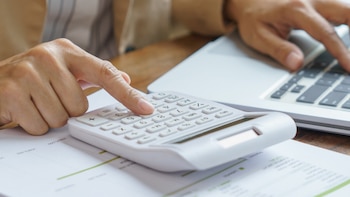 Salarios de empleados públicos en Costa Rica podrían perder hasta un 30% de su valor para 2033, advierten expertos