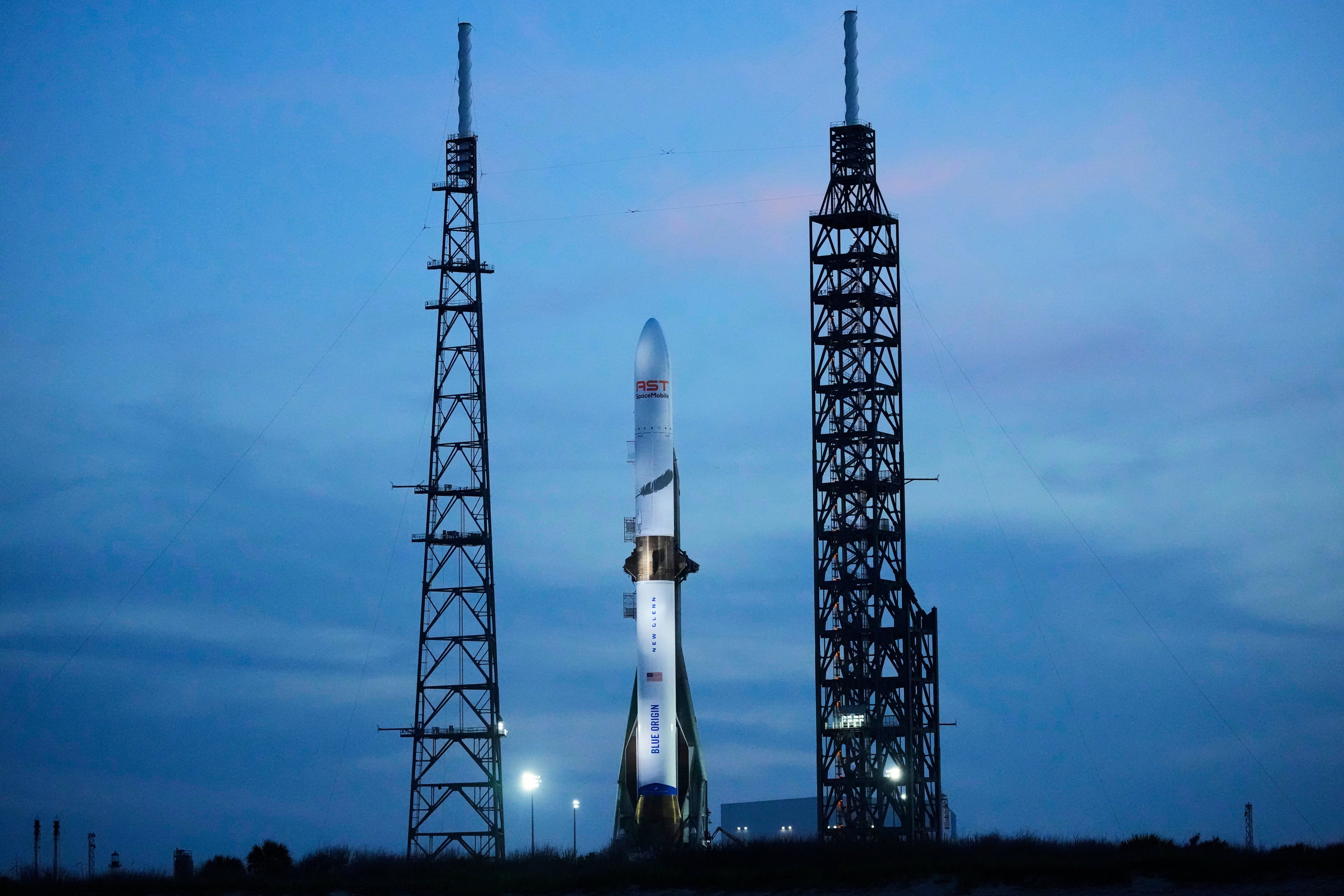 Un cohete New Glenn de Blue Origin listo para su lanzamiento en la Estación de la Fuerza Espacial de EEUU en Cabo Cañaveral, Florida, el 18 de abril de 2026 (AP Foto/John Raoux/Archivo)