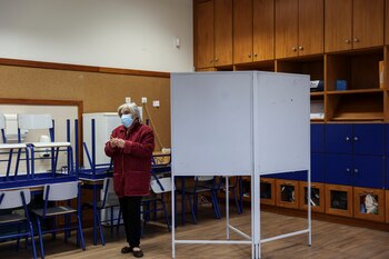 Una mujer se prepara para emitir su voto en un colegio electoral durante las elecciones generales en Lisboa, Portugal. REUTERS/Rodrigo Antunes